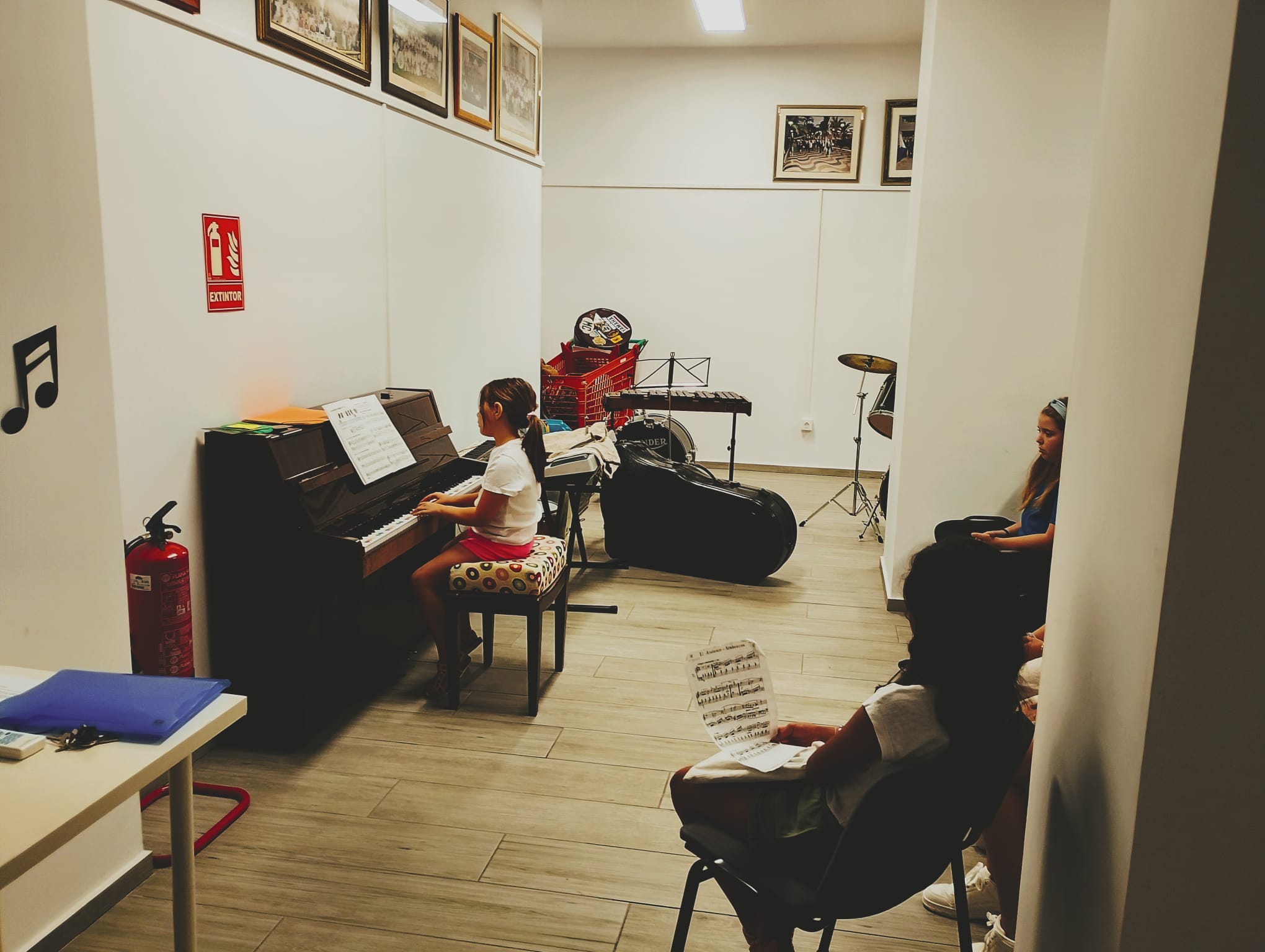 Alumna de piano en una audición de la escuela