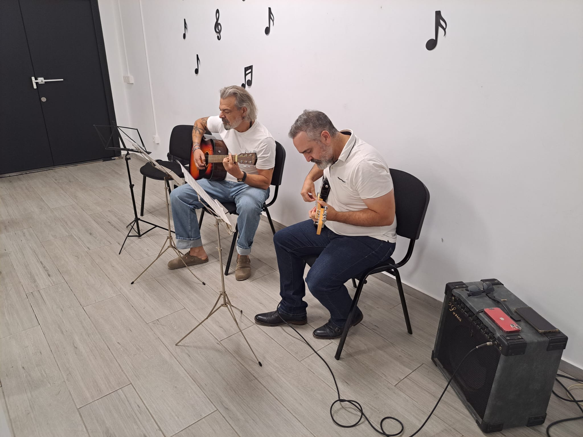 Clase de guitarra para personas adultas